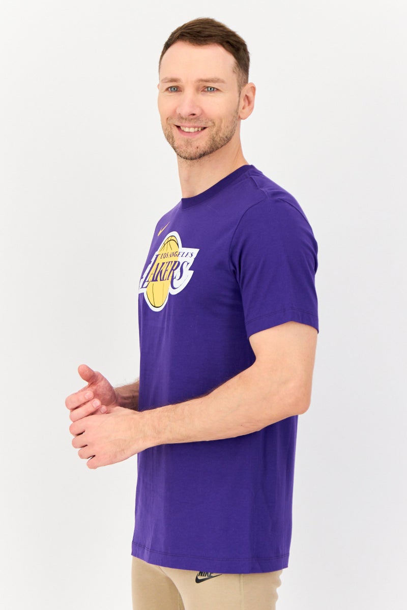 Nike تي شيرت كرة السلة للرجال من نايك × NBA بأكمام قصيرة لوس أنجلوس ليكرز، بنفسجي - Image 4